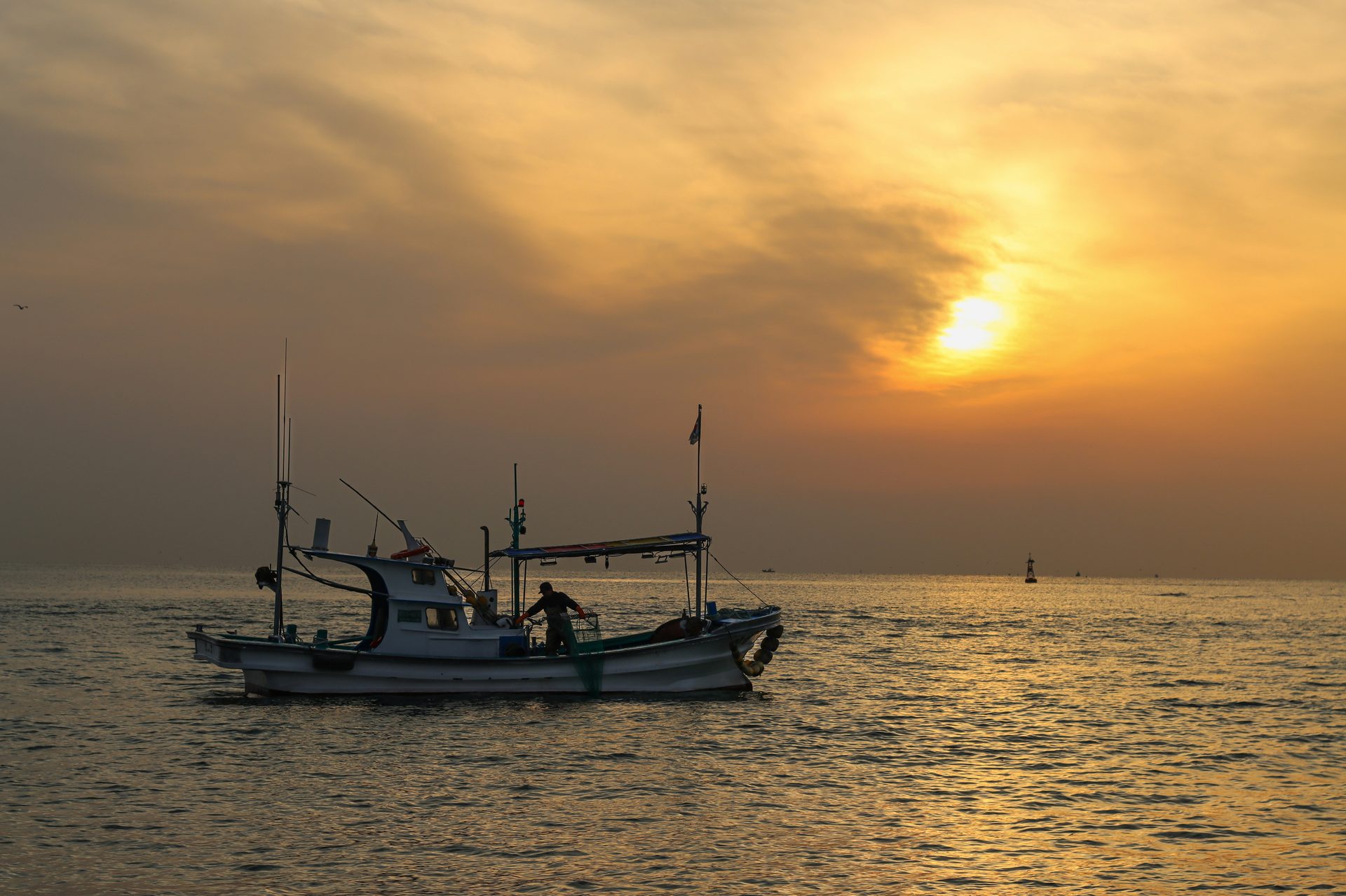 Bateau de pêche au coucher du soleil